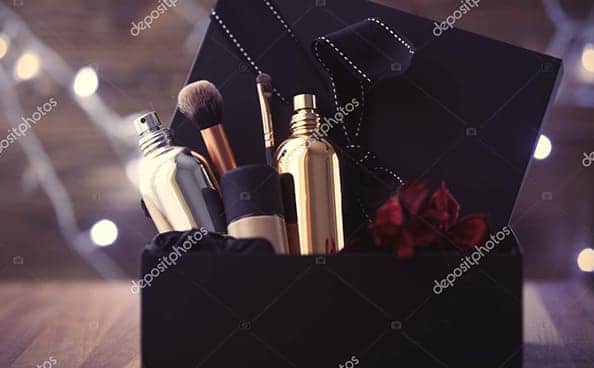 borrar_depositphotos_133059082-stock-photo-fairy-lights-and-cosmetic-bottles borrar