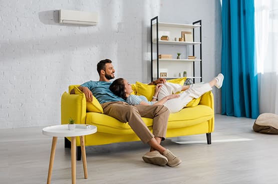 Pareja en sofá | Soluciones para Embalajes Mobiliario y Decoración